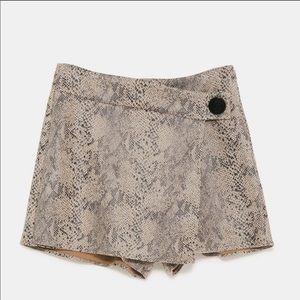 Zara Shorts - Zara Snake Print Skort (M) Zara Shorts - Zara Snake Print Skort (M)